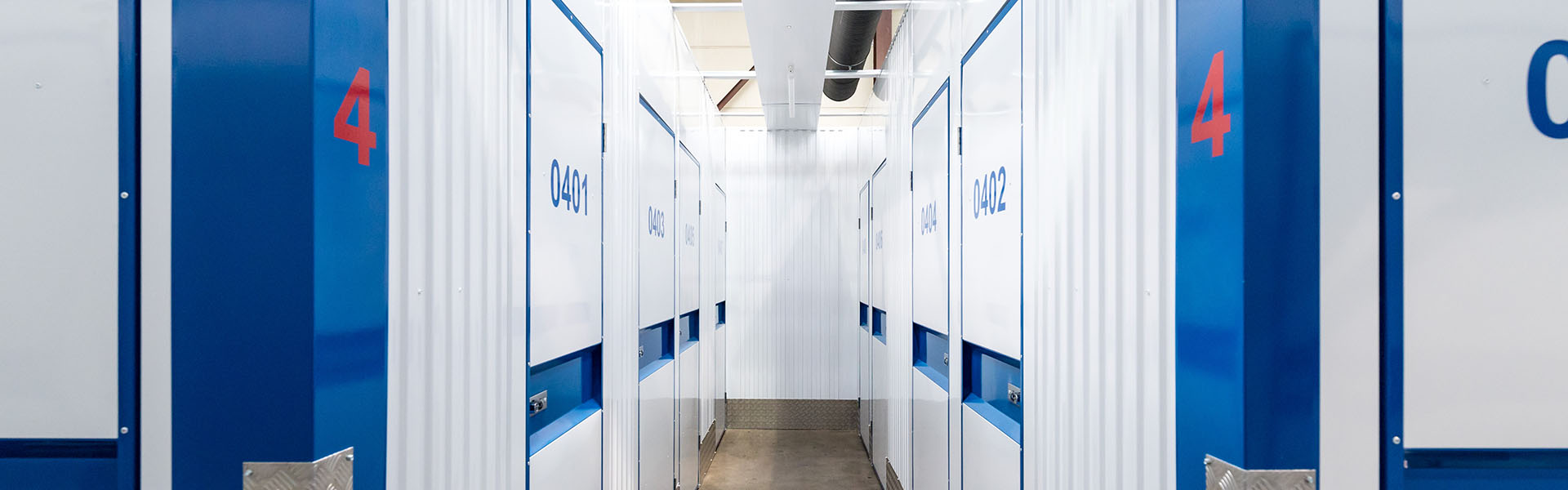 Gut beleuchteter Gang mit Selfstorage Lagerboxen