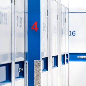 Nahaufnahme der blauen Lagerbox-Tür mit Nummerierung
